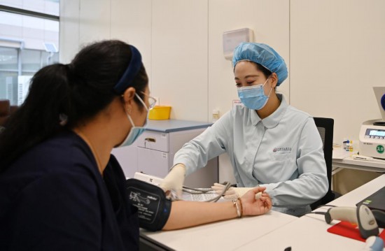 2023年8月8日，天津市血液中心的工作人員在健康廣場給獻(xiàn)血者測量血壓。新華社記者 李然 攝