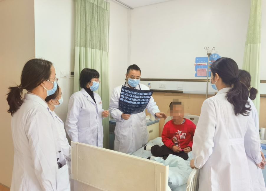 醫(yī)生正在為患兒看病。圖片由西安交通大學(xué)第二附屬醫(yī)院提供